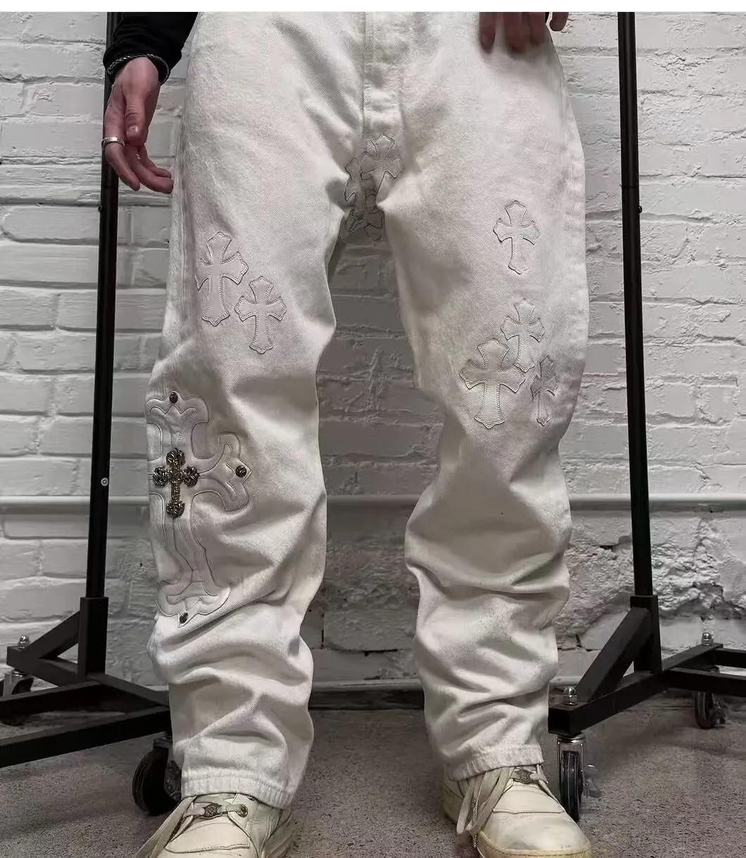P300 Style number: D297 Chrome Hearts White Ox King Size: 28, 30, 32, 34 (S-XL) Color: White Size reference: Pants length 100 102 104 106 106 Waist 72 76 80 84 88 Recommended weight S (about 110 pounds) M (about 120 pounds) L (about 140 pounds) XL (around 165)